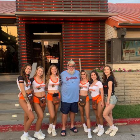 John Daly took a picture in front of the Hooters outlet.